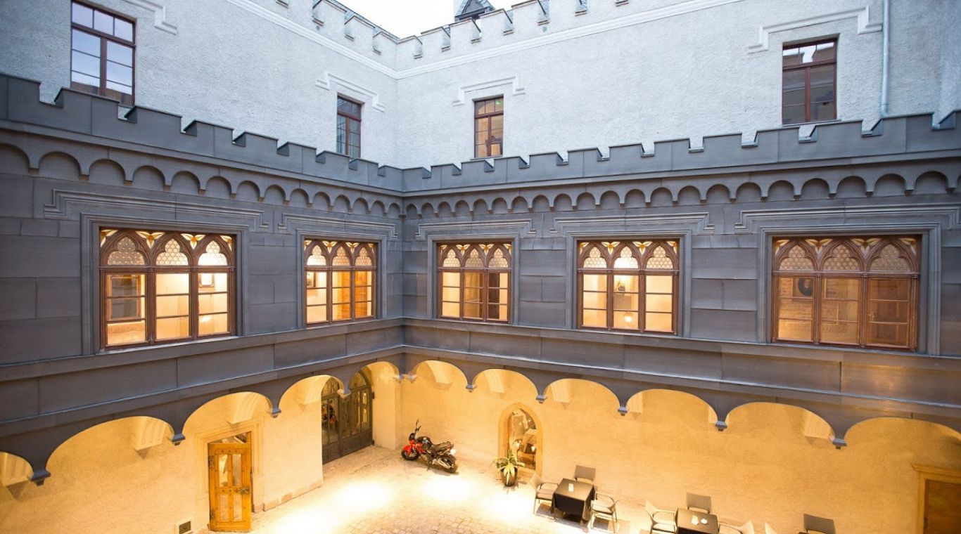 Dziedziniec wewnętrzny nocą