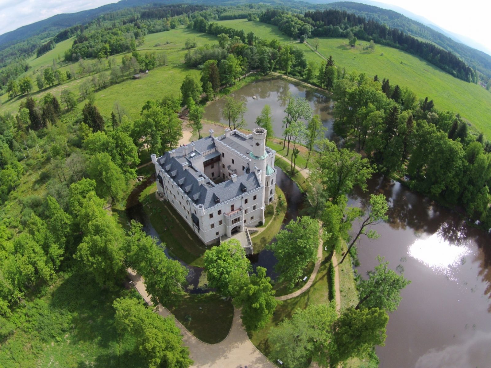 Vouchery  na pobyt lub do restauracji w Zamku Karpniki  