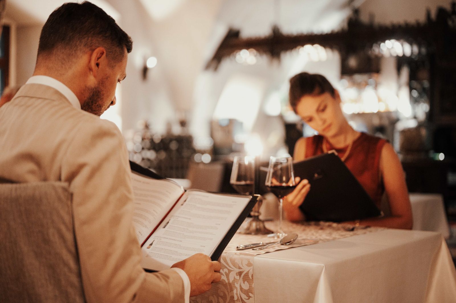 Para w restauracji w zamku