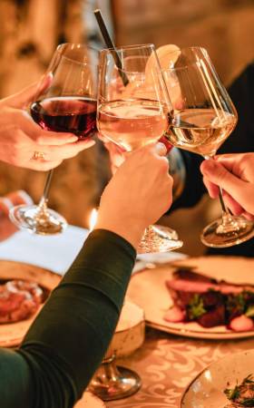 Rezervujte si stůl v restauraci zámku Karpniki