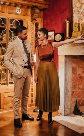 Para podziwiająca zabytkową bibliotekę w zamku