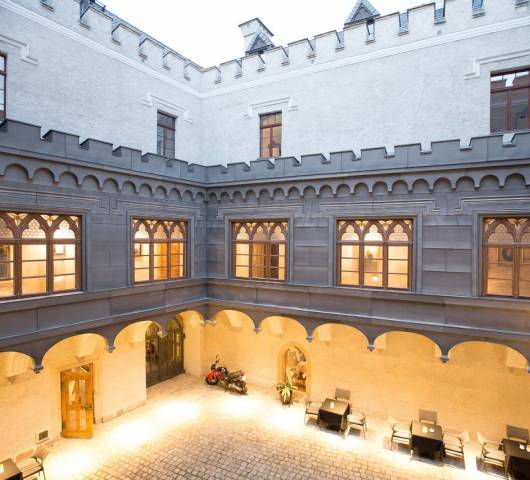 Dziedziniec wewnętrzny nocą