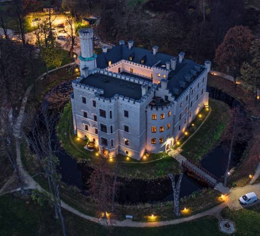 Atmosfera restauracji w Zamku Karpniki