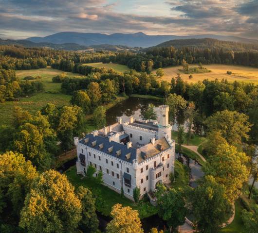 Zamek Karpniki wiosną