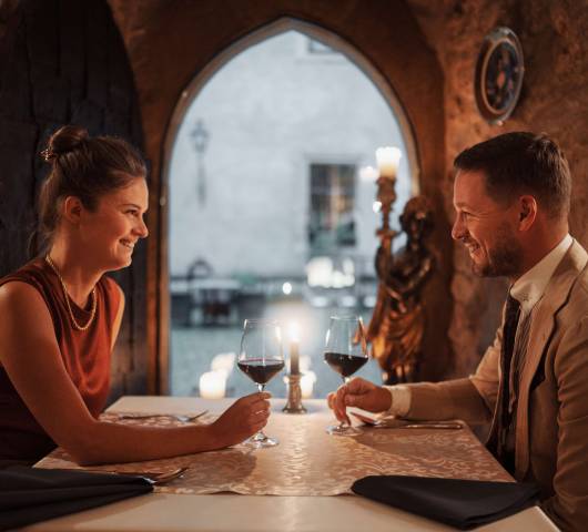 Rezerwuj stolik w restauracji Zamku Karpniki